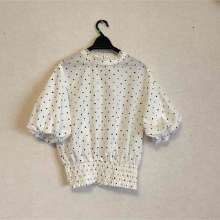 ナチュラルクチュール(natural couture)のnatural couture ドット柄シャーリングブラウス(シャツ/ブラウス(半袖/袖なし))