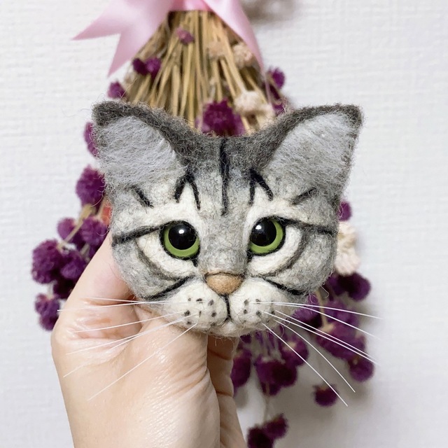 羊毛フェルト 猫 ちゃん ブローチ サバトラ ハンドメイドのぬいぐるみ/人形(ぬいぐるみ)の商品写真