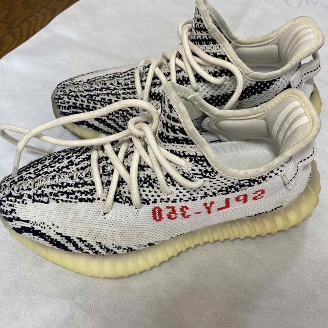 YEEZY（adidas）(イージー)のアディダス　イージーブースト　350 V2 ゼブラ レディースの靴/シューズ(スニーカー)の商品写真