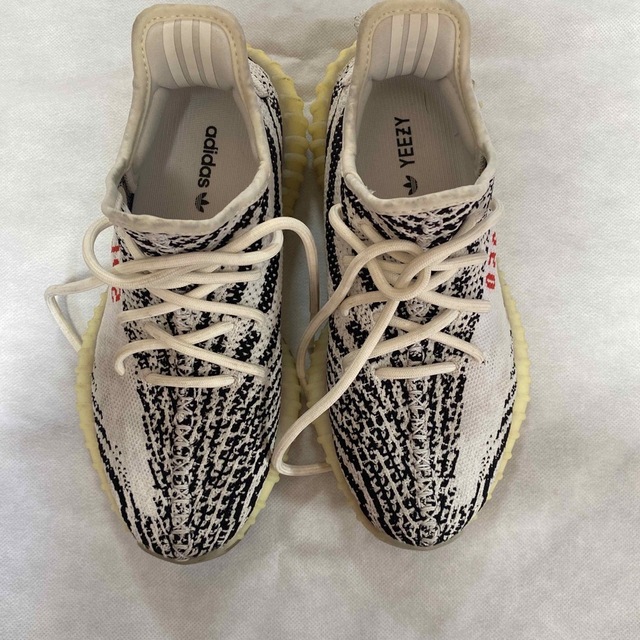 YEEZY（adidas）(イージー)のアディダス　イージーブースト　350 V2 ゼブラ レディースの靴/シューズ(スニーカー)の商品写真