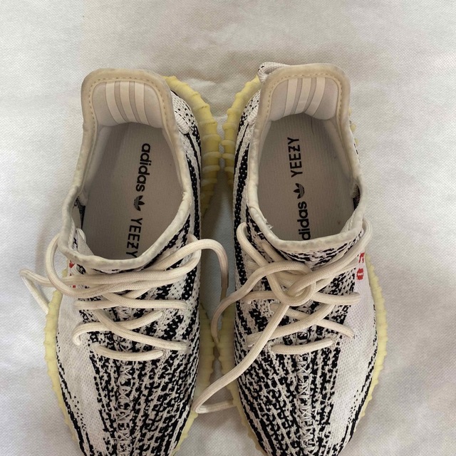 YEEZY（adidas）(イージー)のアディダス　イージーブースト　350 V2 ゼブラ レディースの靴/シューズ(スニーカー)の商品写真