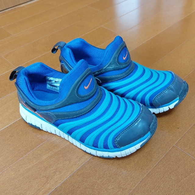 NIKE(ナイキ)のNIKE スニーカー ダイナモフリー キッズ キッズ/ベビー/マタニティのキッズ靴/シューズ(15cm~)(スニーカー)の商品写真