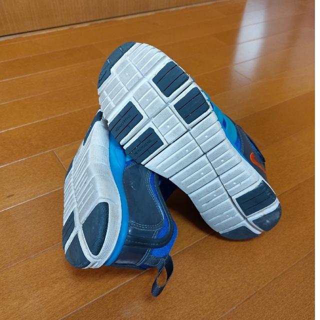 NIKE(ナイキ)のNIKE スニーカー ダイナモフリー キッズ キッズ/ベビー/マタニティのキッズ靴/シューズ(15cm~)(スニーカー)の商品写真