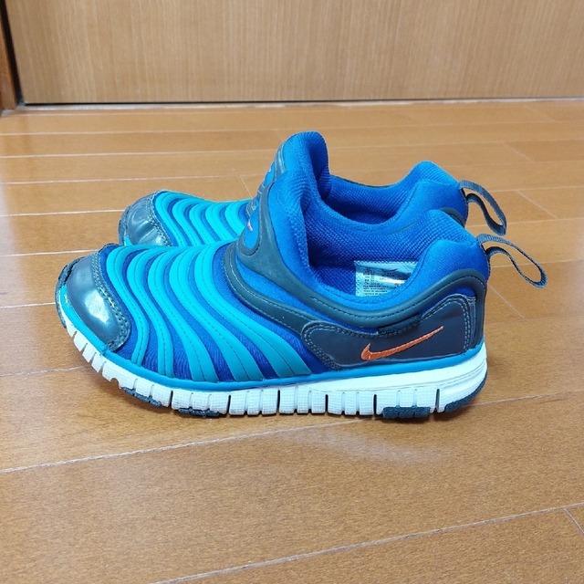 NIKE(ナイキ)のNIKE スニーカー ダイナモフリー キッズ キッズ/ベビー/マタニティのキッズ靴/シューズ(15cm~)(スニーカー)の商品写真