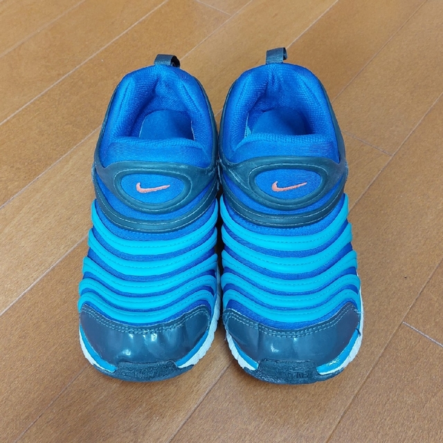 NIKE(ナイキ)のNIKE スニーカー ダイナモフリー キッズ キッズ/ベビー/マタニティのキッズ靴/シューズ(15cm~)(スニーカー)の商品写真