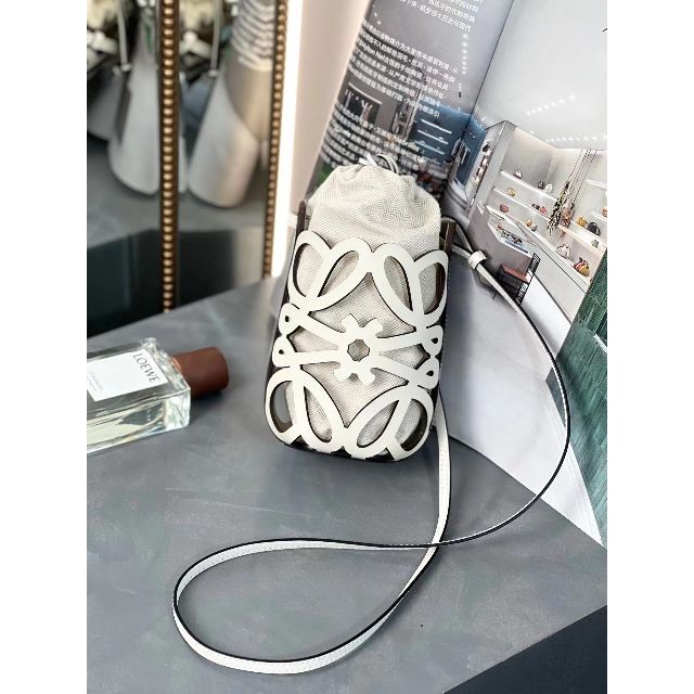 ロエベ 新品未使用 アナグラム カットアウトポーチ エクリュ 売れ筋