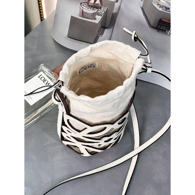 ロエベ 新品未使用 アナグラム カットアウトポーチ エクリュ 売れ筋