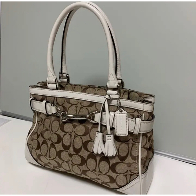 COACH(コーチ)のCOACH コーチ トートバッグ　レザーハンドバッグ シグネチャー ホワイト系 レディースのバッグ(ハンドバッグ)の商品写真