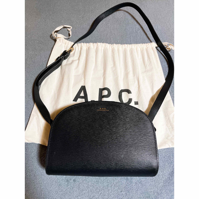 a.p.c ハーフムーンバッグ　ブラックショルダーバッグ