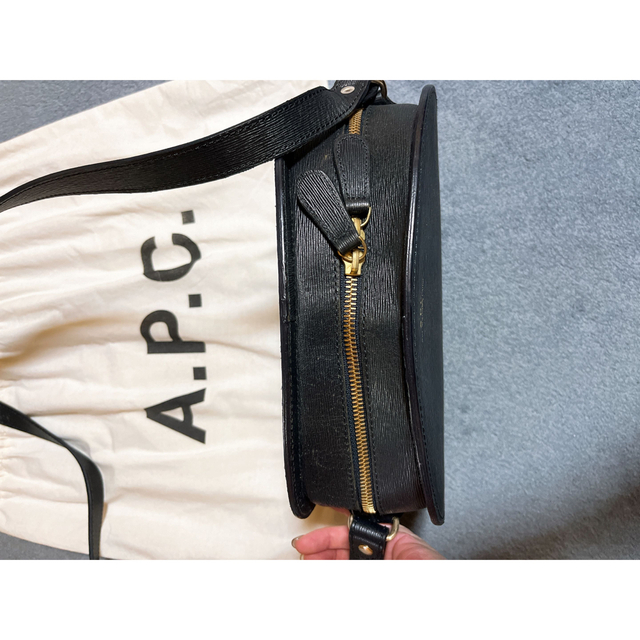 A.P.C(アーペーセー)のa.p.c ハーフムーンバッグ　ブラック レディースのバッグ(ショルダーバッグ)の商品写真