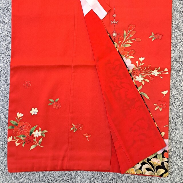 フルセット 正絹 七歳祝着(赤裾黒ボタン柄) キッズ/ベビー/マタニティのキッズ服女の子用(90cm~)(和服/着物)の商品写真