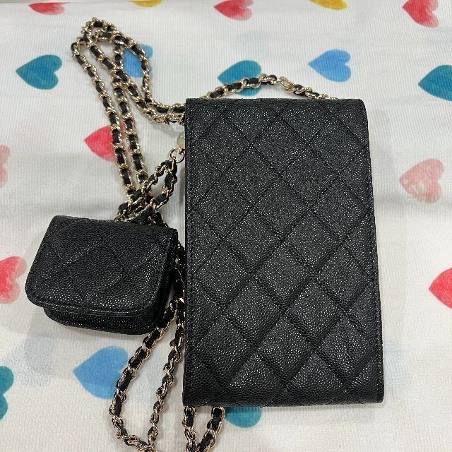 Shop CHANEL MATELASSE 2022 SS Airpods Case With Chain by Mycloset*