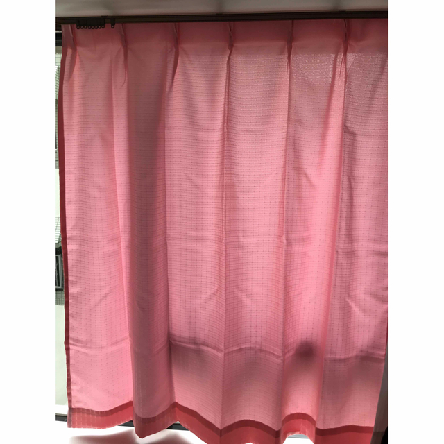 カーテン　100×135 2枚組　ピンク　タッセル付 インテリア/住まい/日用品のカーテン/ブラインド(カーテン)の商品写真