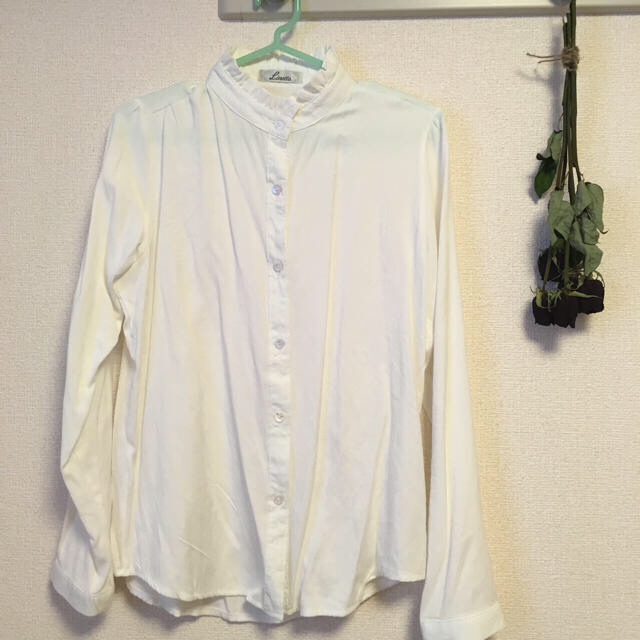 Linetta(リネッタ)のハイネック白フリルシャツ レディースのトップス(シャツ/ブラウス(長袖/七分))の商品写真