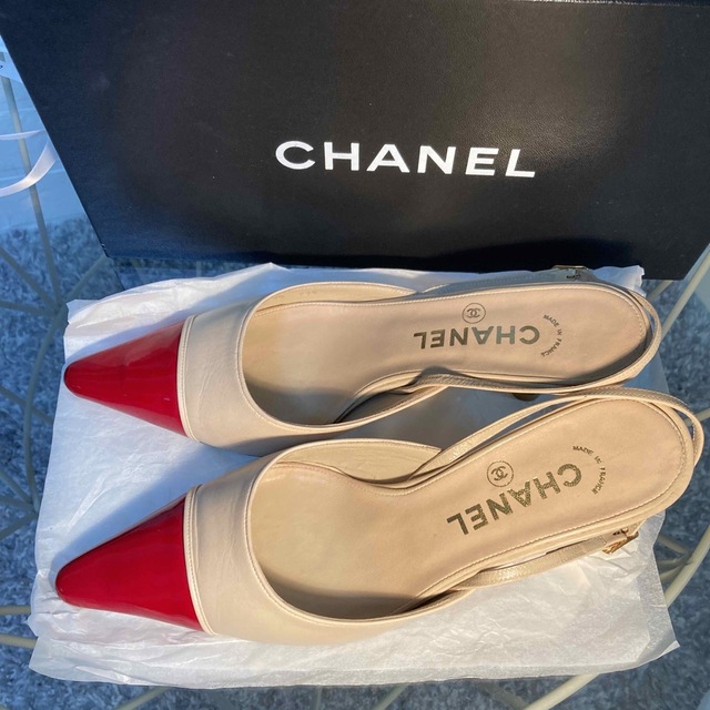 CHANEL(シャネル)の［正規品］超美品　CHANEL バイカラー　バッグストラップパンプス　23.5㎝ レディースの靴/シューズ(ハイヒール/パンプス)の商品写真