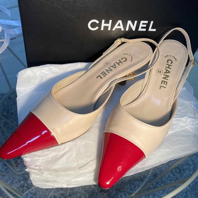 CHANEL(シャネル)の［正規品］超美品　CHANEL バイカラー　バッグストラップパンプス　23.5㎝ レディースの靴/シューズ(ハイヒール/パンプス)の商品写真