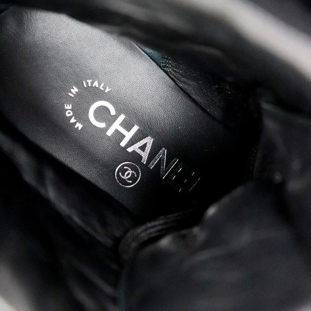 CHANEL(シャネル)のCHANEL ショートブーツ レディース 黒×マルチG32048 レディースの靴/シューズ(ブーツ)の商品写真