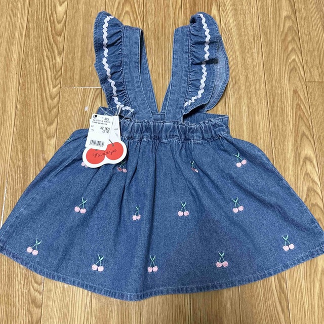 新品 タグ付き 90cm 激カワ デニム さくらんぼ ジャンバースカート  キッズ/ベビー/マタニティのキッズ服女の子用(90cm~)(ワンピース)の商品写真