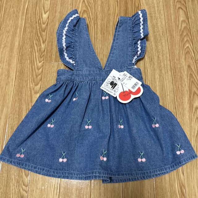 新品 タグ付き 90cm 激カワ デニム さくらんぼ ジャンバースカート  キッズ/ベビー/マタニティのキッズ服女の子用(90cm~)(ワンピース)の商品写真