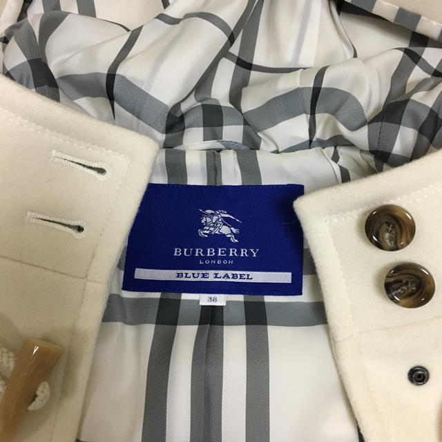 BURBERRY(バーバリー)のバーバリー ブルーレーベル ダッフルコート ホワイト レディースのジャケット/アウター(ダッフルコート)の商品写真