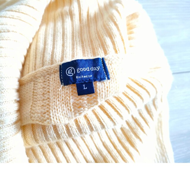 薄黄色　タートルネックニット レディースのトップス(ニット/セーター)の商品写真