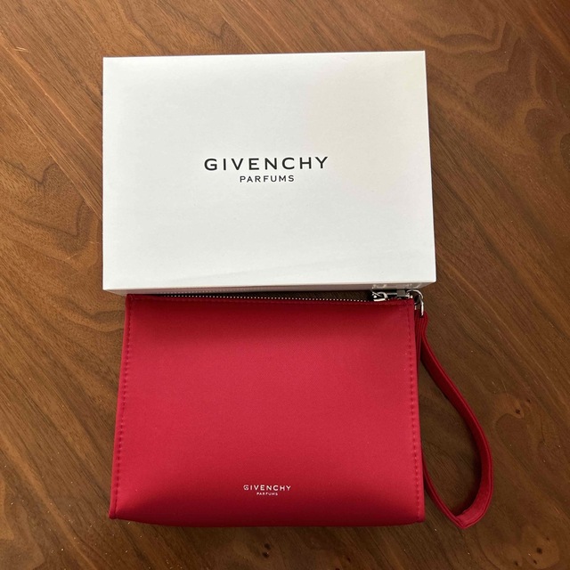 GIVENCHY(ジバンシィ)の★GIVENCHY★ ノベルティ赤ポーチ レディースのファッション小物(ポーチ)の商品写真