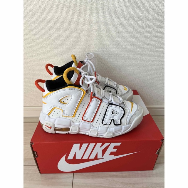 NIKE(ナイキ)のNIKE AIR MORE UPTEMPO キッズ キッズ/ベビー/マタニティのキッズ靴/シューズ(15cm~)(スニーカー)の商品写真