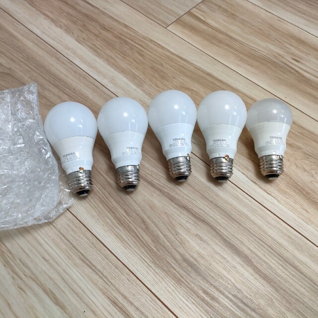 中古 LED電球 26口金 東芝 5点セット インテリア/住まい/日用品のライト/照明/LED(蛍光灯/電球)の商品写真