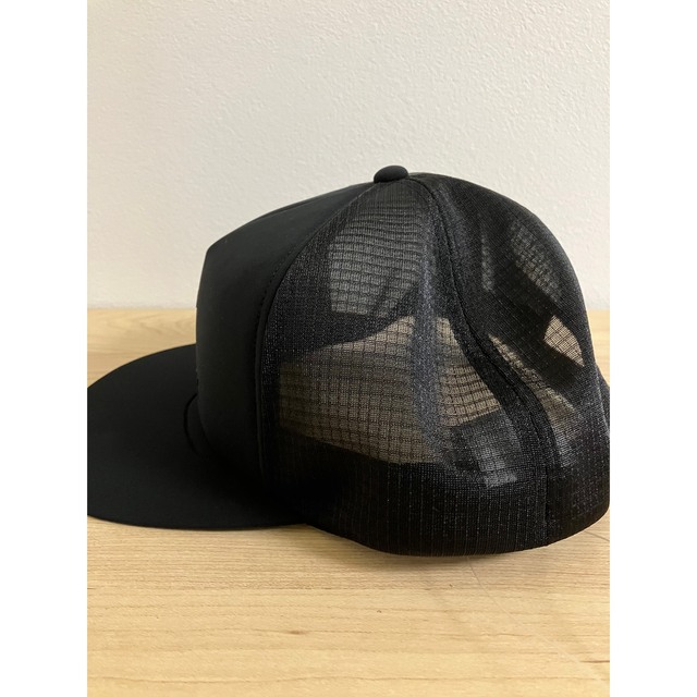 ARC'TERYX(アークテリクス)のアークテリクス　キャップ　ロゴ　トラッカー　フラット　メッシュ　ブラック メンズの帽子(キャップ)の商品写真