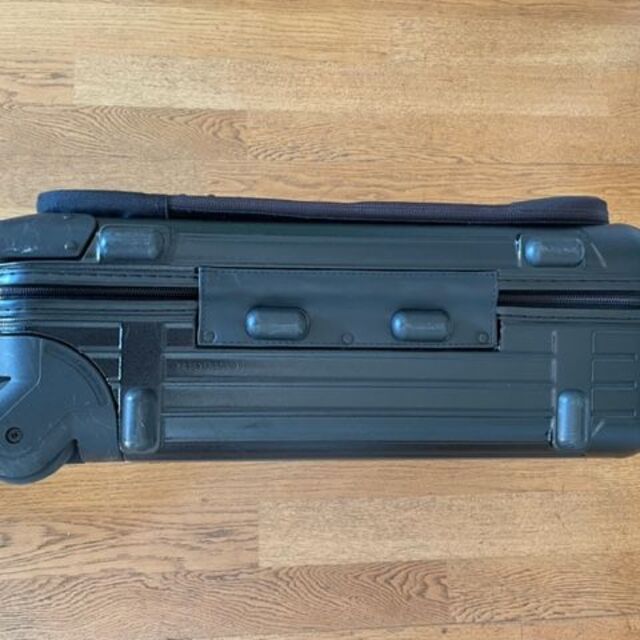 RIMOWA(リモワ)の正規品　リモワ　RIMOWA ブラック黒 2輪 機内持込OK 約32L  レディースのバッグ(スーツケース/キャリーバッグ)の商品写真