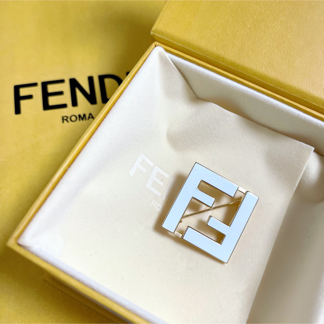 FENDI ブローチブローチ/コサージュ