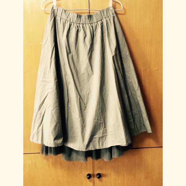 カーキ色のインナーチュールスカート レディースのスカート(ロングスカート)の商品写真