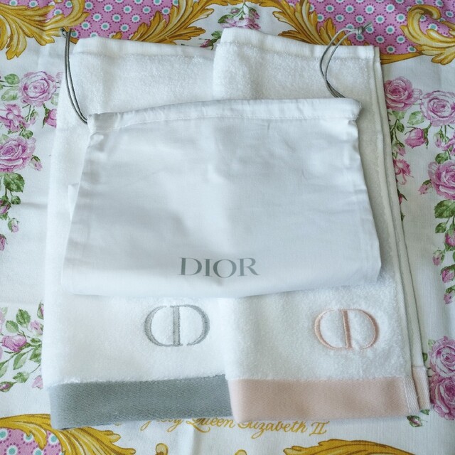 Dior(ディオール)の【新品未使用】ディオール ハンドタオル＆おまけ付 レディースのファッション小物(ハンカチ)の商品写真