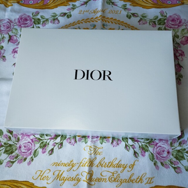 Dior(ディオール)の【新品未使用】ディオール ハンドタオル＆おまけ付 レディースのファッション小物(ハンカチ)の商品写真