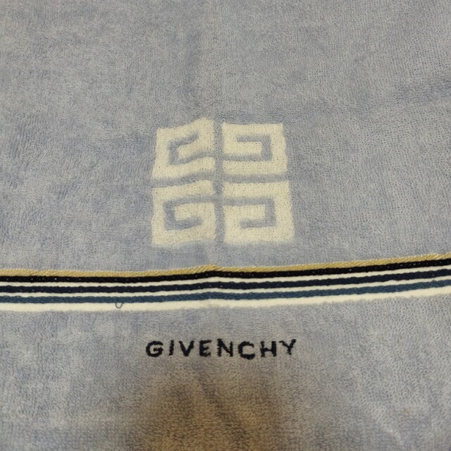 GIVENCHY(ジバンシィ)の【新品!未使用！】GIVENCHY　ハンドタオル インテリア/住まい/日用品の日用品/生活雑貨/旅行(タオル/バス用品)の商品写真