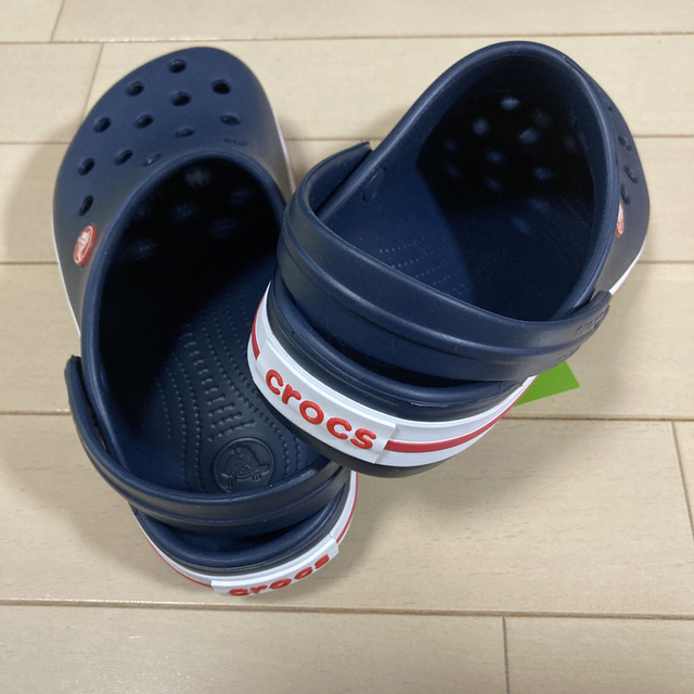 crocs(クロックス)の新品 21㎝ クロックス クロックバンド ネイビー キッズ/ベビー/マタニティのキッズ靴/シューズ(15cm~)(サンダル)の商品写真