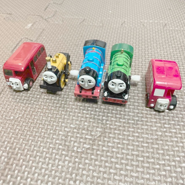 THOMAS(トーマス)のタピオカ様専用　トーマス　ガチャガチャ　セット キッズ/ベビー/マタニティのおもちゃ(電車のおもちゃ/車)の商品写真