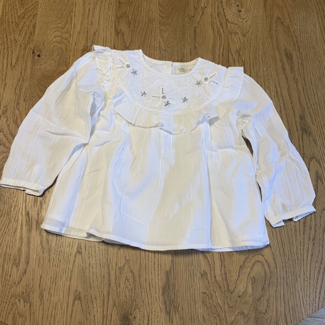 ZARA KIDS(ザラキッズ)のZARA baby ザラ フリル　花柄　ブラウス サイズ 104  3〜4y キッズ/ベビー/マタニティのキッズ服女の子用(90cm~)(ブラウス)の商品写真