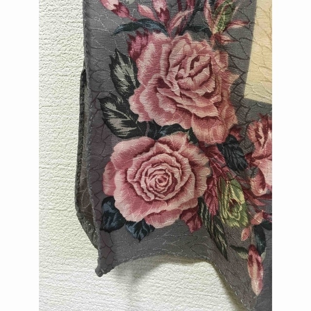 SILK100%  花柄スカーフ　古着　ヴィンテージ レディースのファッション小物(バンダナ/スカーフ)の商品写真