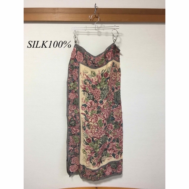 SILK100%  花柄スカーフ　古着　ヴィンテージ レディースのファッション小物(バンダナ/スカーフ)の商品写真