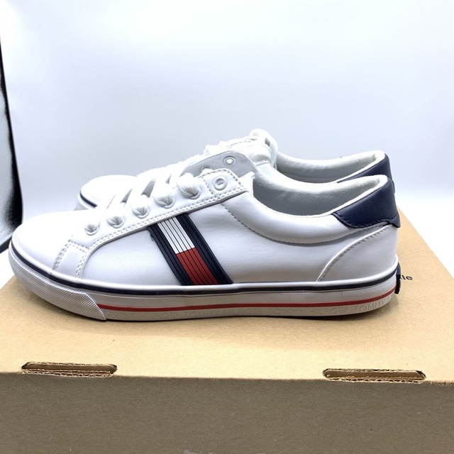 TOMMY HILFIGER(トミーヒルフィガー)の【新品】TOMMY HILFIGER スニーカー ホワイト ロゴ入り レディースの靴/シューズ(スニーカー)の商品写真