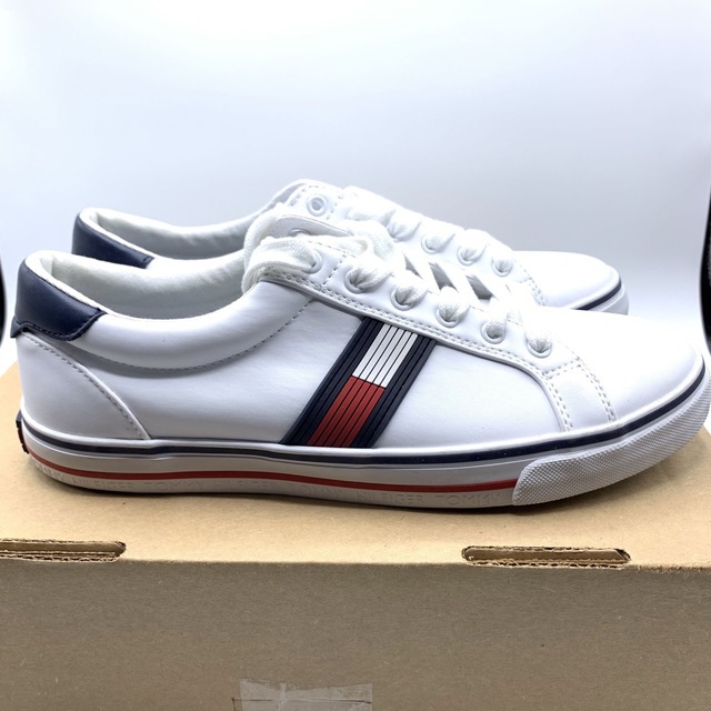 TOMMY HILFIGER(トミーヒルフィガー)の【新品】TOMMY HILFIGER スニーカー ホワイト ロゴ入り レディースの靴/シューズ(スニーカー)の商品写真