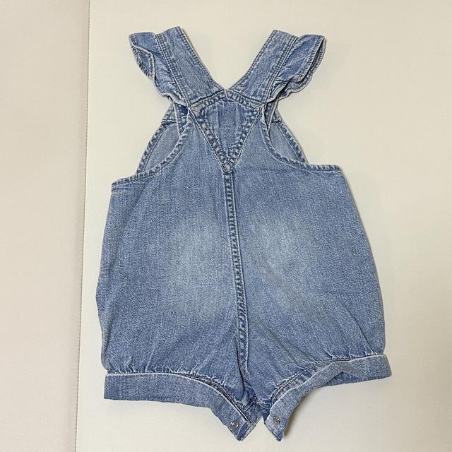 babyGAP(ベビーギャップ)の【BABY GAP】デニム ラッフルショートオール キッズ/ベビー/マタニティのベビー服(~85cm)(ロンパース)の商品写真