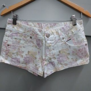 【新品 未使用】花柄  ショーパン(ショートパンツ)