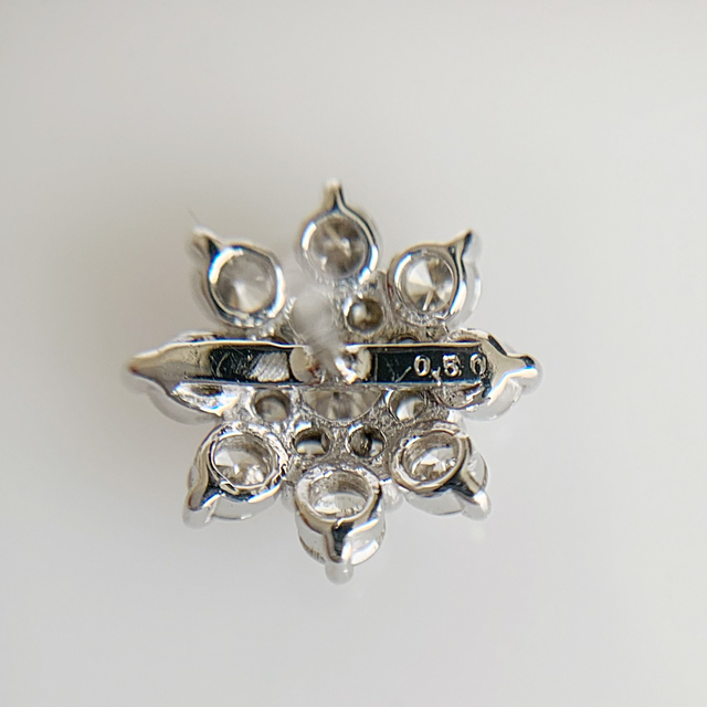 GHカラー!SIクラス使用!K18WG フラワーダイヤモンドピアス カタログ