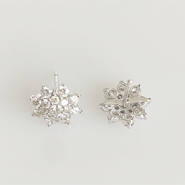 GHカラー!SIクラス使用!K18WG フラワーダイヤモンドピアス カタログ