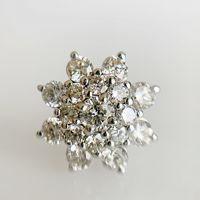 GHカラー!SIクラス使用!K18WG フラワーダイヤモンドピアス カタログ