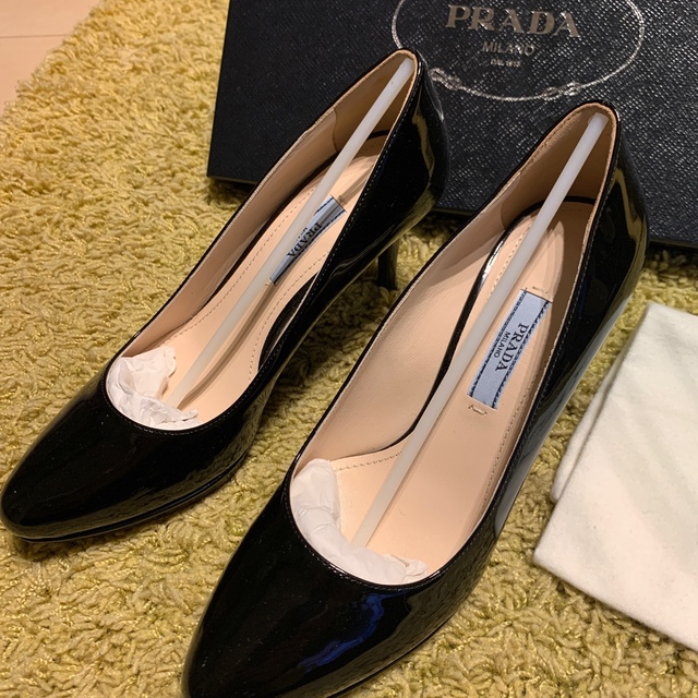 PRADAのパンプス人気カラーのブラック