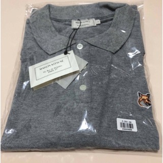 メゾンキツネ(MAISON KITSUNE')の新品❤︎メゾンキツネ　ポロシャツ　グレー　Lサイズ(ポロシャツ)