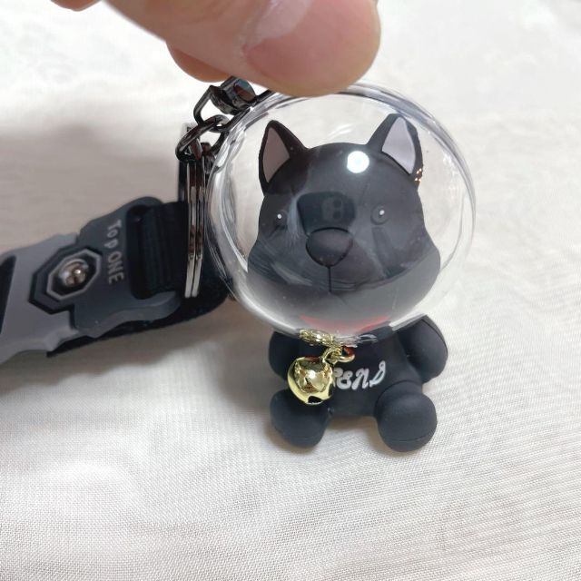 黒　宇宙飛行士のようにカプセルを被った犬のキーホルダー　ストラップ　チャーム レディースのファッション小物(キーホルダー)の商品写真